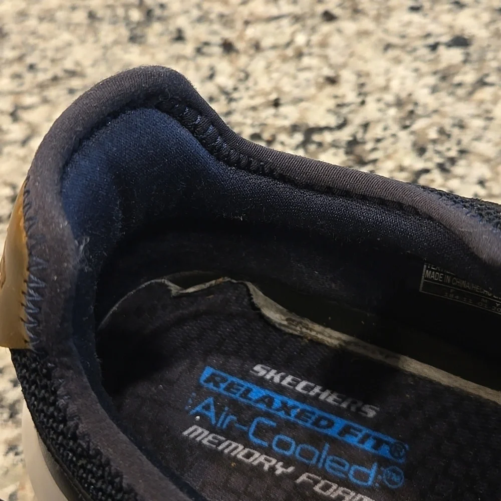 SKECHERS STREETWEAR MEMORY FOAM MEN'S SLIP-ON SNEAKER. SIZE 9.5